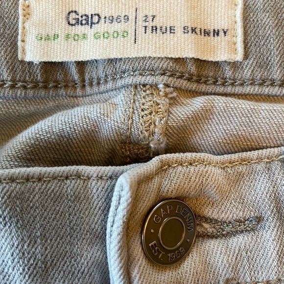 Gap, true skinny size 27, jeans in light stonewash with generous pockets. Great! - Picture 3 of 6